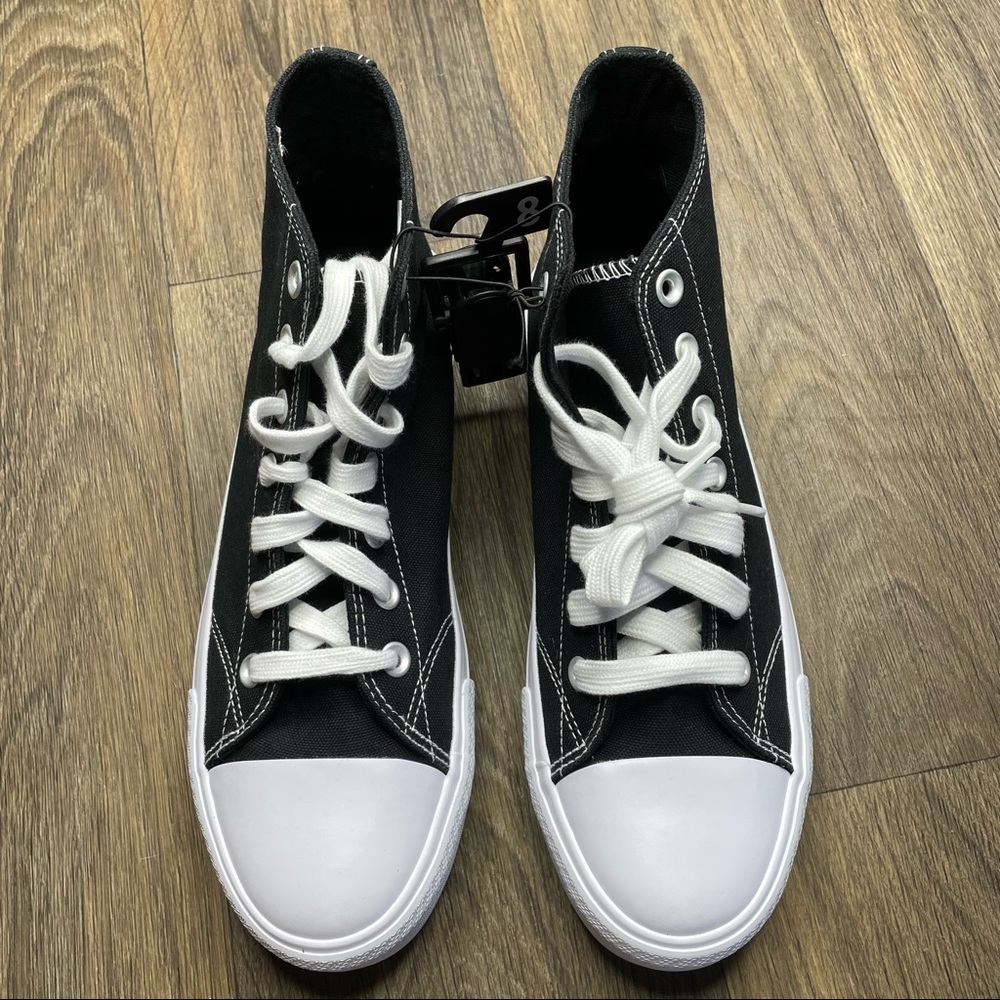 No Boundaries Converse High Top Shoes - Picture 2 of 12